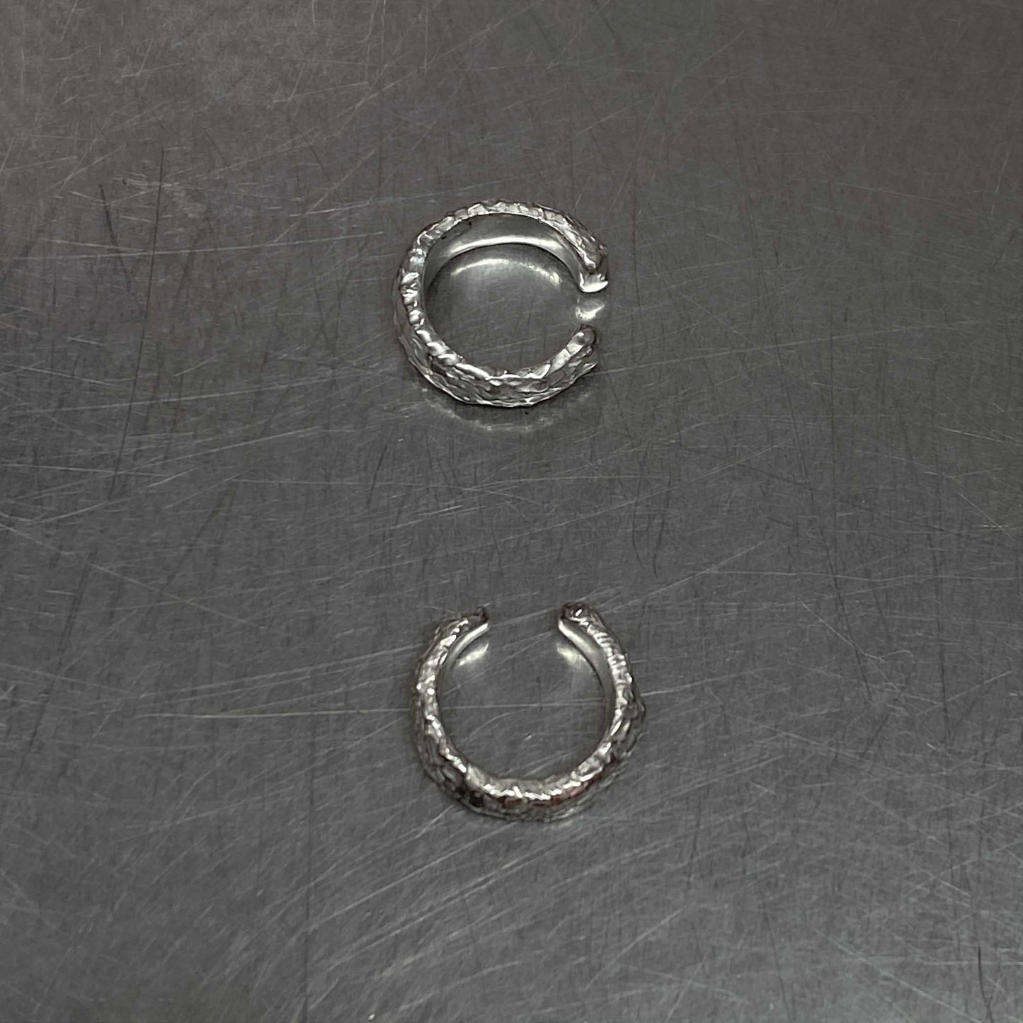 a pair of algae texture silver Ear Cuff