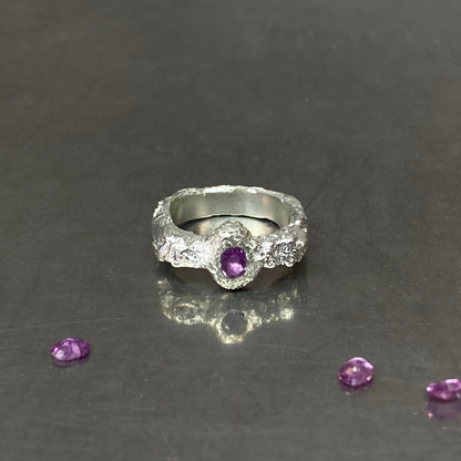 Silver ring with pink sapphire gemstone. Daras Space